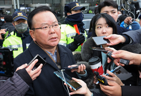 김부겸 전 국무총리가 이재명 더불어민주당 대표 문병을 위해 서울 종로구 서울대병원을 방문한 뒤 나서며 취재진에게 입장을 발표하고 있는 모습. [연합뉴스]